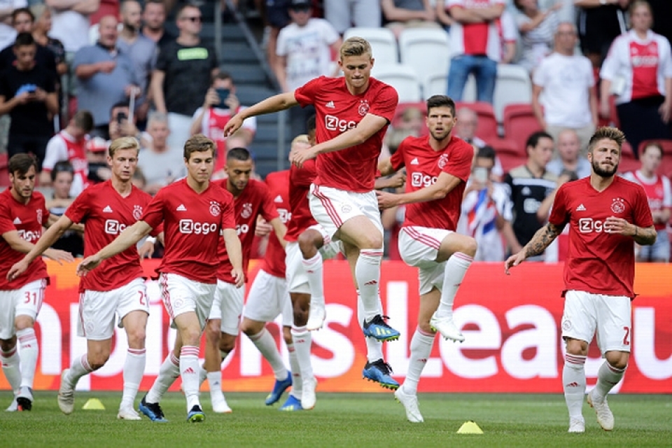 hau ve matthijs de ligt rang ro trong ngay nhan giai cau be vang 2018