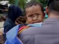 Indonesia: Khoảnh khắc cứu sống bé trai sau 12 giờ mắc kẹt do sóng thần