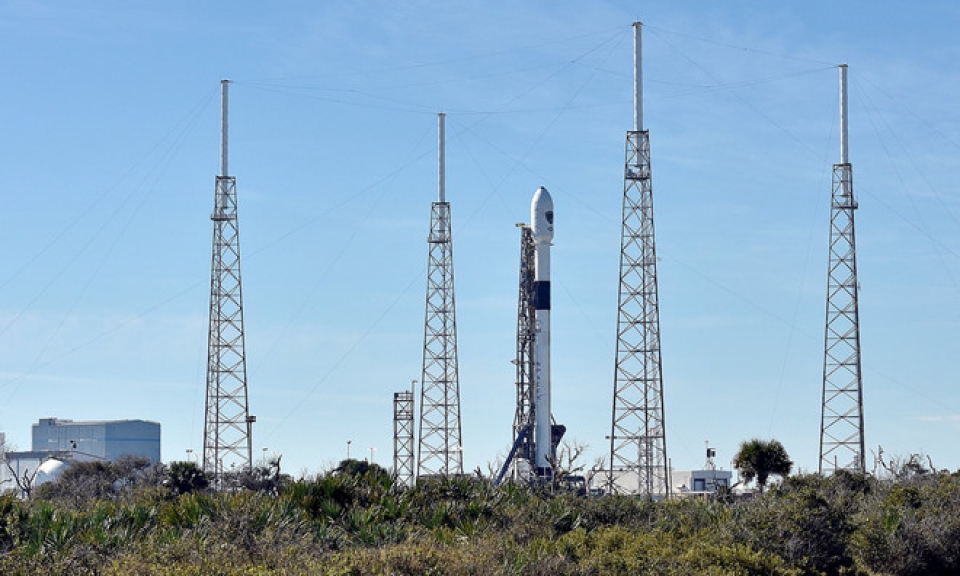 spacex cua elon musk lan dau phong ve tinh quan su