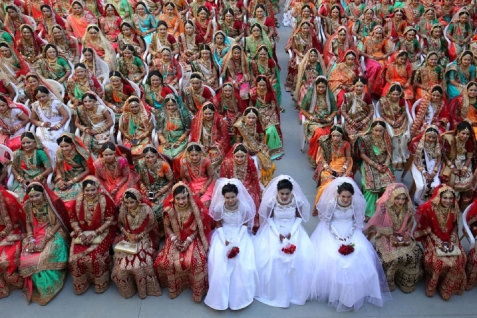 an do hang tram co dau trong dam cuoi tap the duoc dai gia kim cuong tai tro