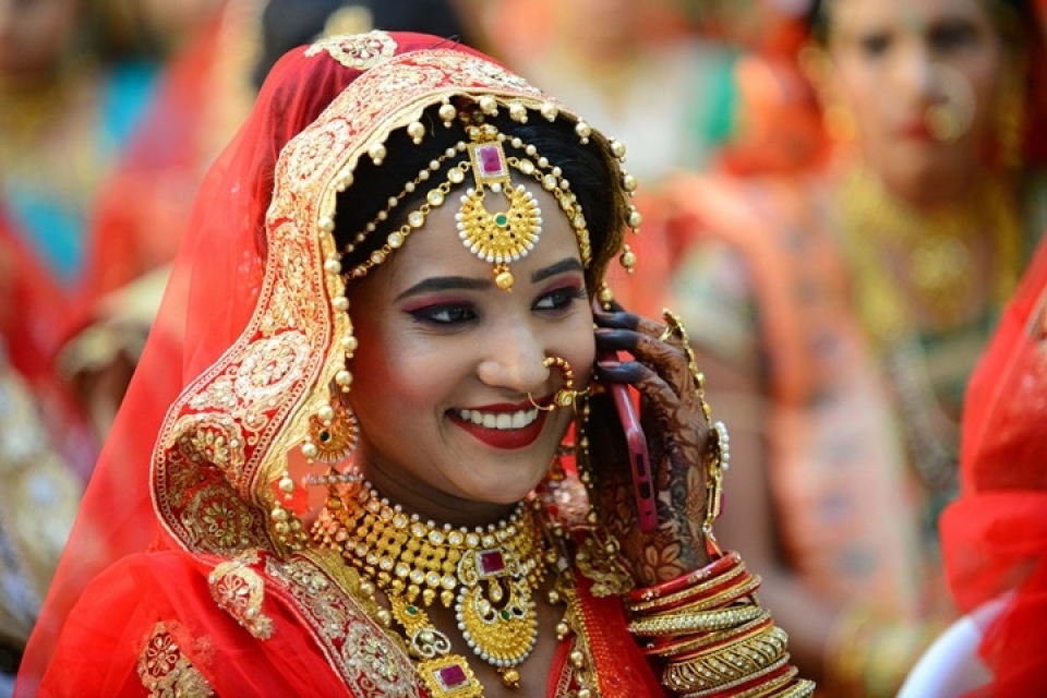 an do hang tram co dau trong dam cuoi tap the duoc dai gia kim cuong tai tro