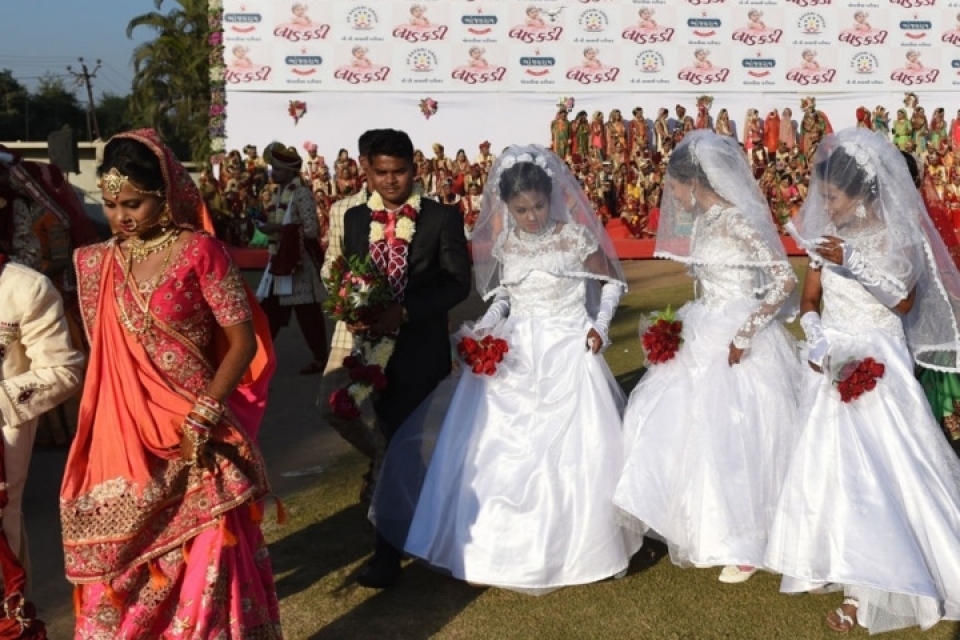 an do hang tram co dau trong dam cuoi tap the duoc dai gia kim cuong tai tro