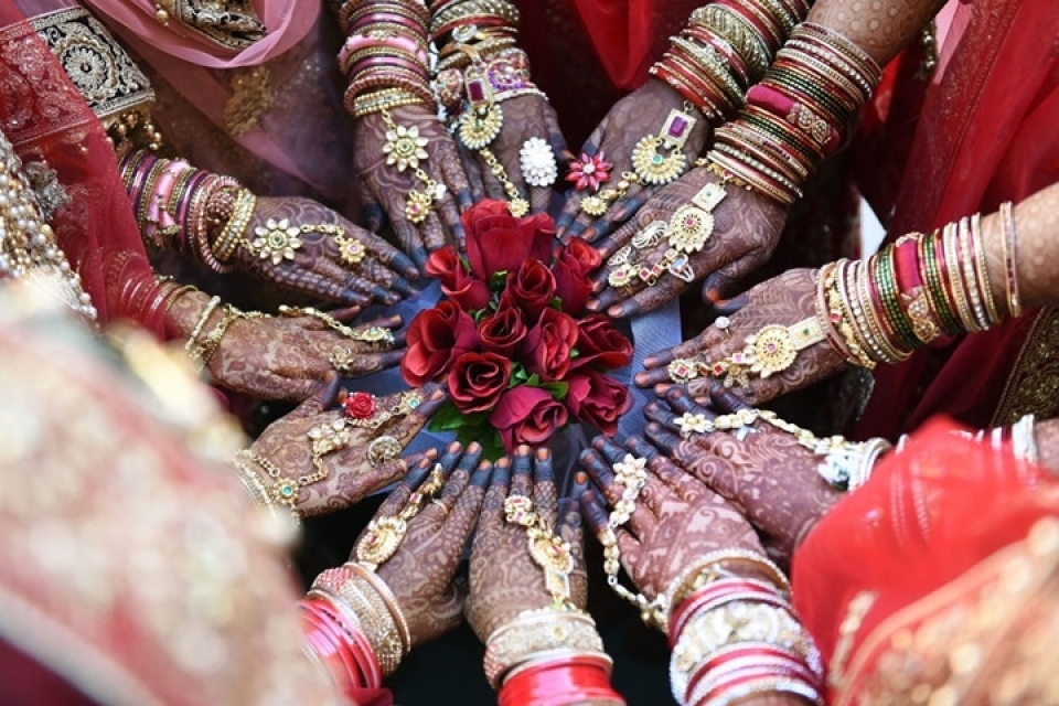 an do hang tram co dau trong dam cuoi tap the duoc dai gia kim cuong tai tro