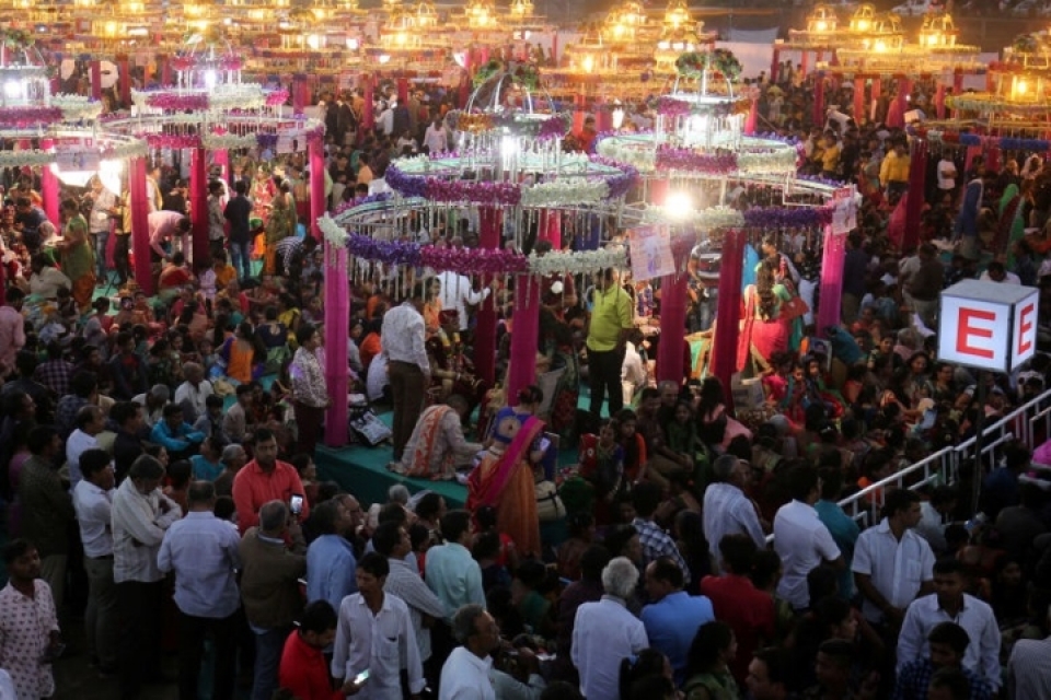 an do hang tram co dau trong dam cuoi tap the duoc dai gia kim cuong tai tro