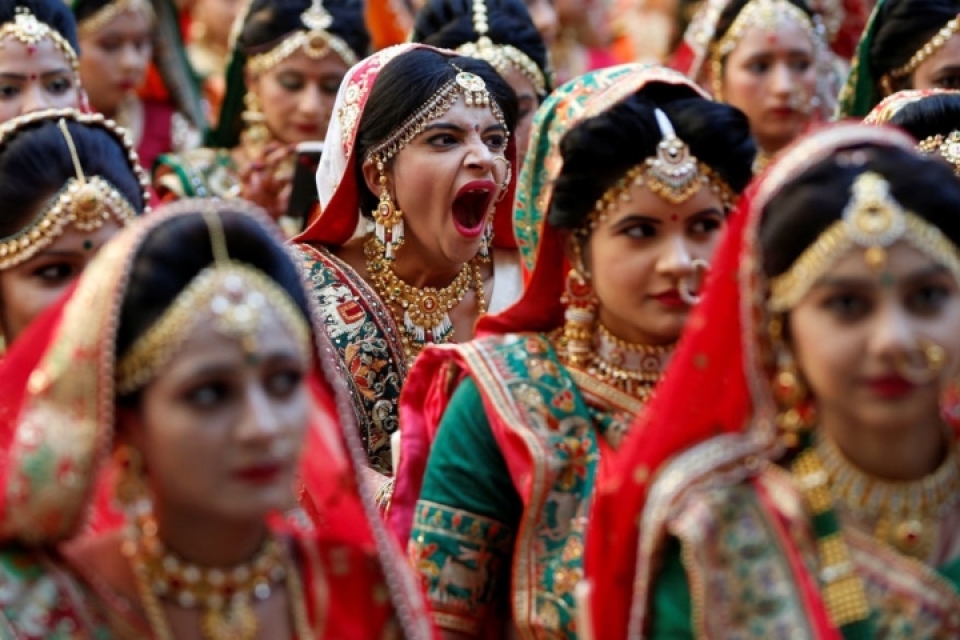 an do hang tram co dau trong dam cuoi tap the duoc dai gia kim cuong tai tro