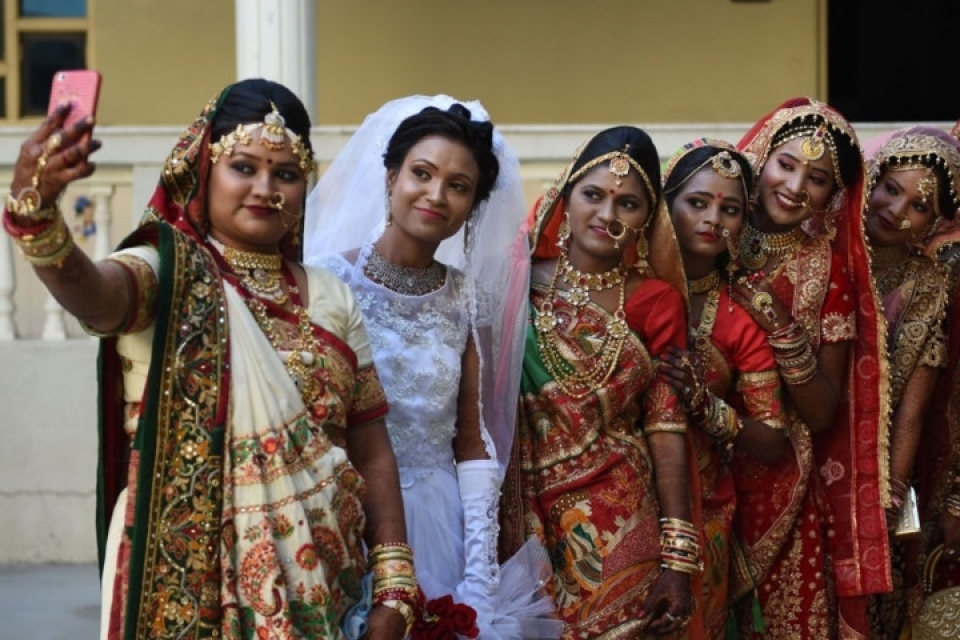 an do hang tram co dau trong dam cuoi tap the duoc dai gia kim cuong tai tro