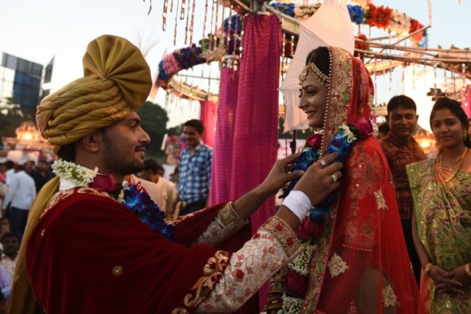 an do hang tram co dau trong dam cuoi tap the duoc dai gia kim cuong tai tro