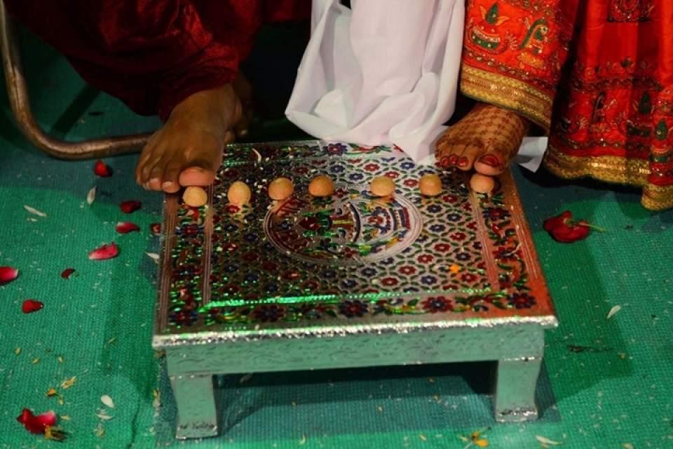 an do hang tram co dau trong dam cuoi tap the duoc dai gia kim cuong tai tro