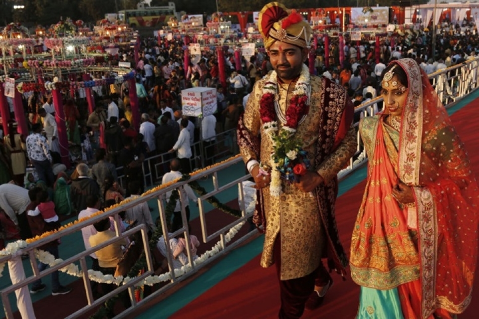 an do hang tram co dau trong dam cuoi tap the duoc dai gia kim cuong tai tro