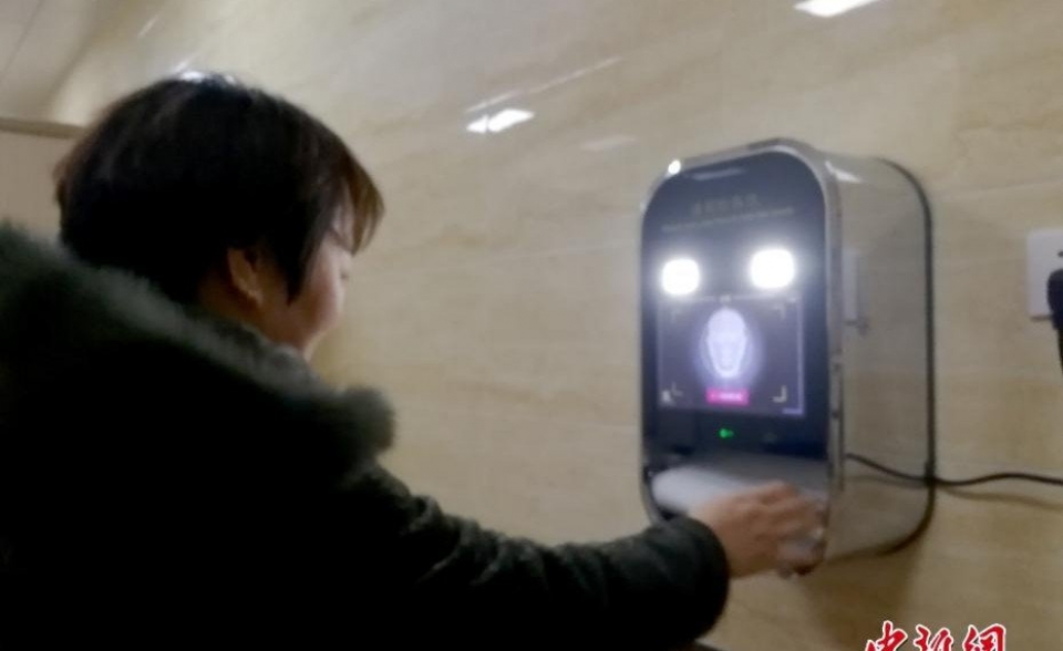 trung quoc lap thiet bi nhan dang khuon mat van tay o toilet cong cong