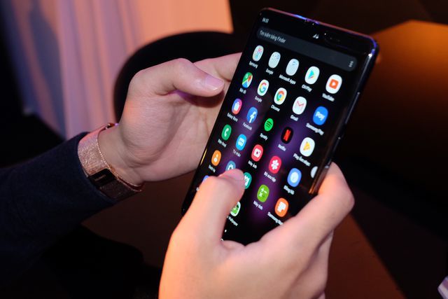 samsung mo ban dot hai galaxy fold tai viet nam va lai chay hang