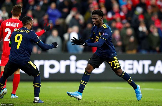 dai thang 4 0 man utd gianh ngoi dau bang