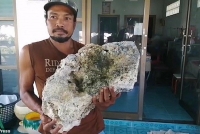 Chuyện ở Thái Lan, nhặt rác vô tình lượm được tảng đá trị giá 15 tỷ đồng