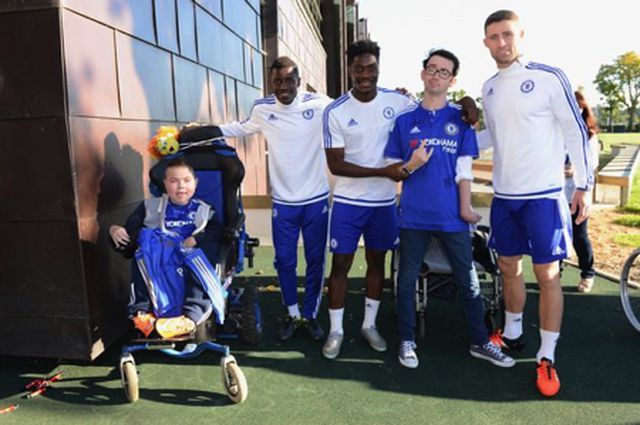 giang sinh am ap voi tam long hao tam cua cau thu chelsea