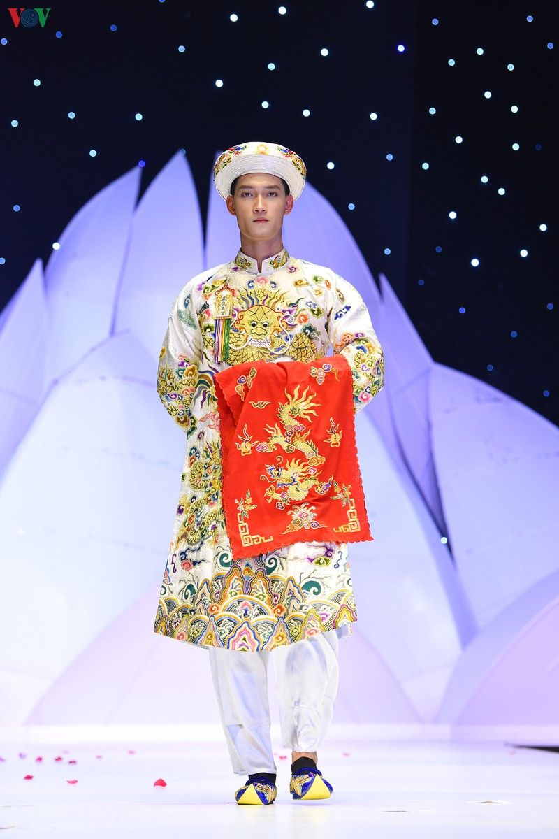 Chiêm ngưỡng những bộ trang phục Hầu Đồng trên sàn diễn thời trang