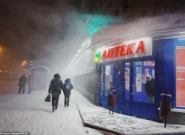 thanh pho thieu mat troi suot 40 ngay song ra sao