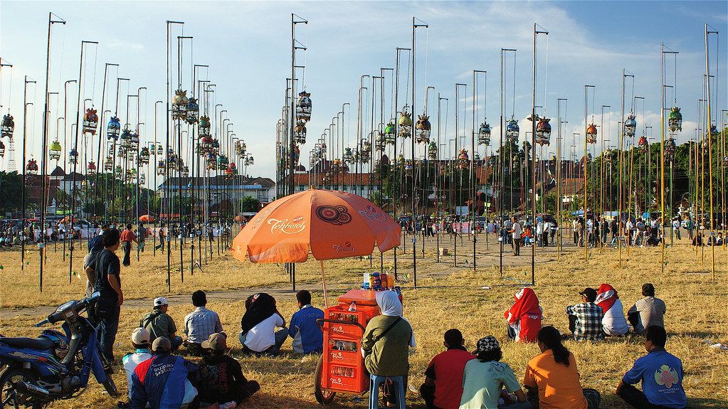 indonesia hanh khach mat chim quy tri gia gan 250 trieu dong tren may bay