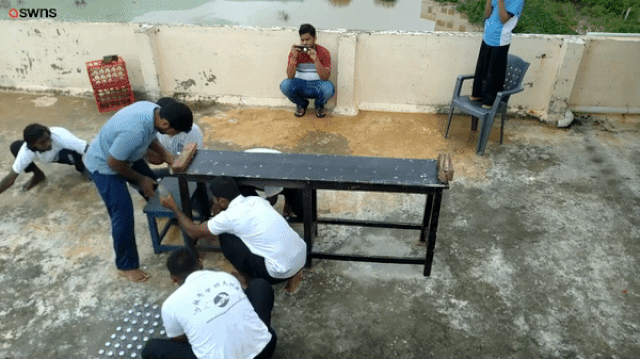 Phá kỷ lục Guiness, người đàn ông dùng đầu mở 68 nắp chai chỉ trong một phút Phá kỷ lục Guiness, người đàn ông dùng đầu mở 68 nắp chai chỉ trong một phút