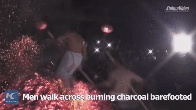 Các thanh niên trai tráng chân trần nhảy qua đống than đang cháy để trừtrừ tà ma