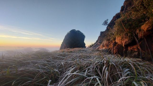 Dự báo thời tiết đêm nay và ngày mai (21-22/12): Bắc Bộ, Bắc Trung Bộ trời rét, vùng núi cao băng giá. Trung Bộ, Tây Nguyên, Nam Bộ mưa to