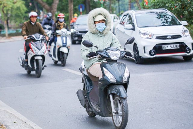 Dự báo thời tiết đêm nay và ngày mai (31/12/2020 - 1/1/2021): Tết Dương lịch, Hà Nội và Bắc Bộ ngày nắng, vẫn rét đậm rét hại. Trung Bộ mưa rào mưa to