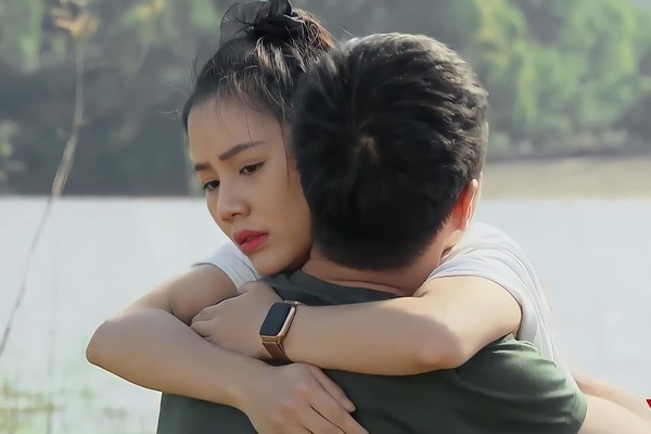 Phố trong làng: Khán giả sợ Đông bị vợ đuổi khỏi nhà vì hôn cô bán quạt