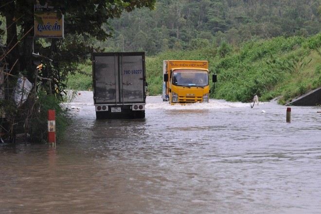 Nhiều tuyến đường ở huyện Đồng Xuân ngập sâu trong nước lũ (Ảnh: Chung Phạm)