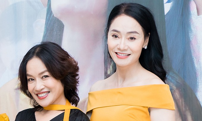 Tú Oanh (trái) và Quách Thu Phương cùng tái xuất trong phim mới của đạo diễn Mai Long. Cả hai trước đó gây ấn tượng với 'Hương vị tình thân' sau nhiều năm ở ẩn, gác lại việc đóng phim truyền hình để vun vén tổ ấm riêng.