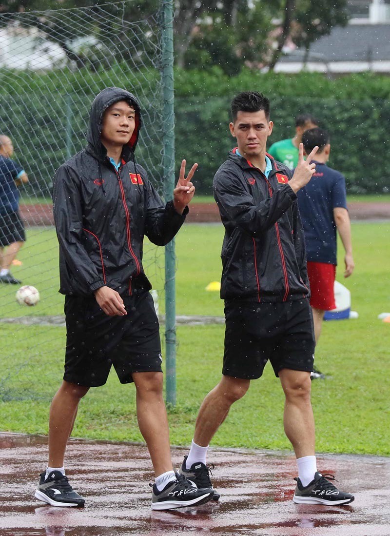 AFF Cup 2020: Các tuyển thủ đội tuyển Việt Nam 'đội mưa' trên sân tập Singapore