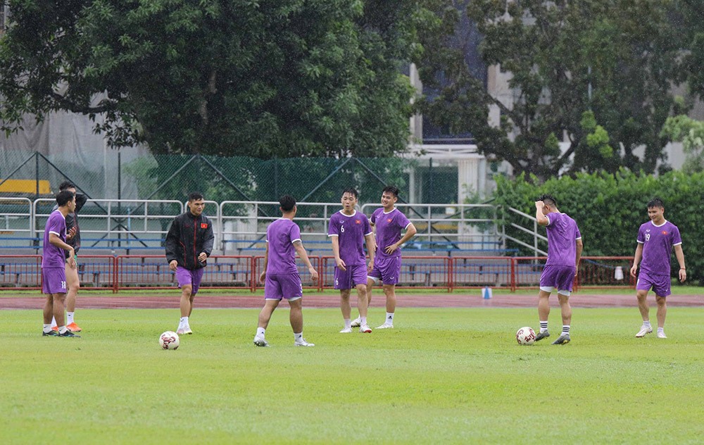 AFF Cup 2020: Các tuyển thủ đội tuyển Việt Nam 'đội mưa' trên sân tập Singapore