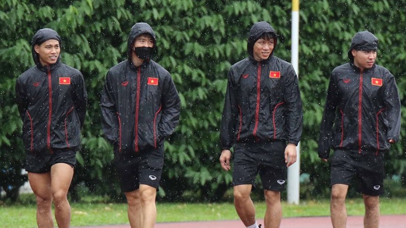 aff cup 2020 tuyen thu doi tuyen viet nam chao san duoi troi mua gio tren san tap singapore