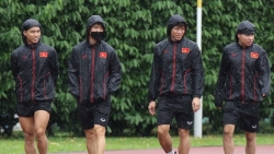AFF Cup 2020: Tuyển thủ đội tuyển Việt Nam 'chào sân' dưới trời mưa gió trên sân tập Singapore