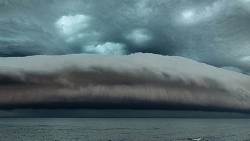 Australia: Đám mây kỳ lạ hình cá voi khổng lồ phía chân trời