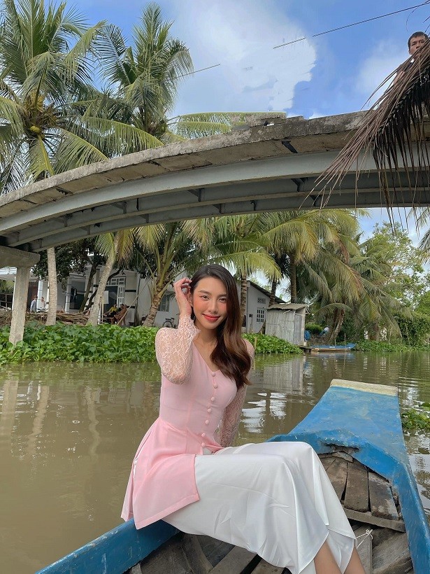 Tân Hoa hậu Hòa bình Thế giới 2021 Thùy Tiên thời áo trắng trong veo