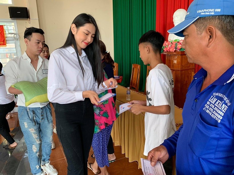 Tân Hoa hậu Hòa bình Thế giới 2021 Thùy Tiên thời áo trắng trong veo