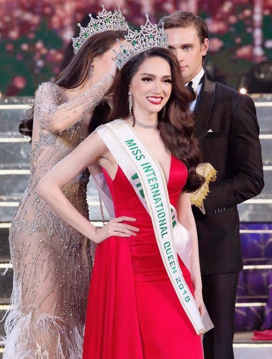 Thùy Tiên, Phương Khánh và Hương Giang Idol gây chú ý khi thắng ở đấu trường quốc tế