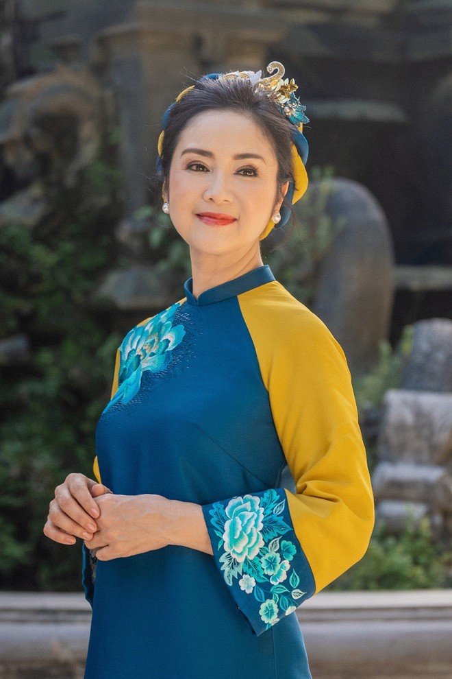 NSND Thu Hà đằm thắm với tà áo dài truyền thống