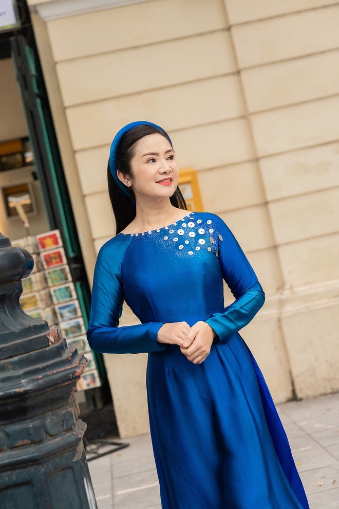 NSND Thu Hà đằm thắm với tà áo dài truyền thống