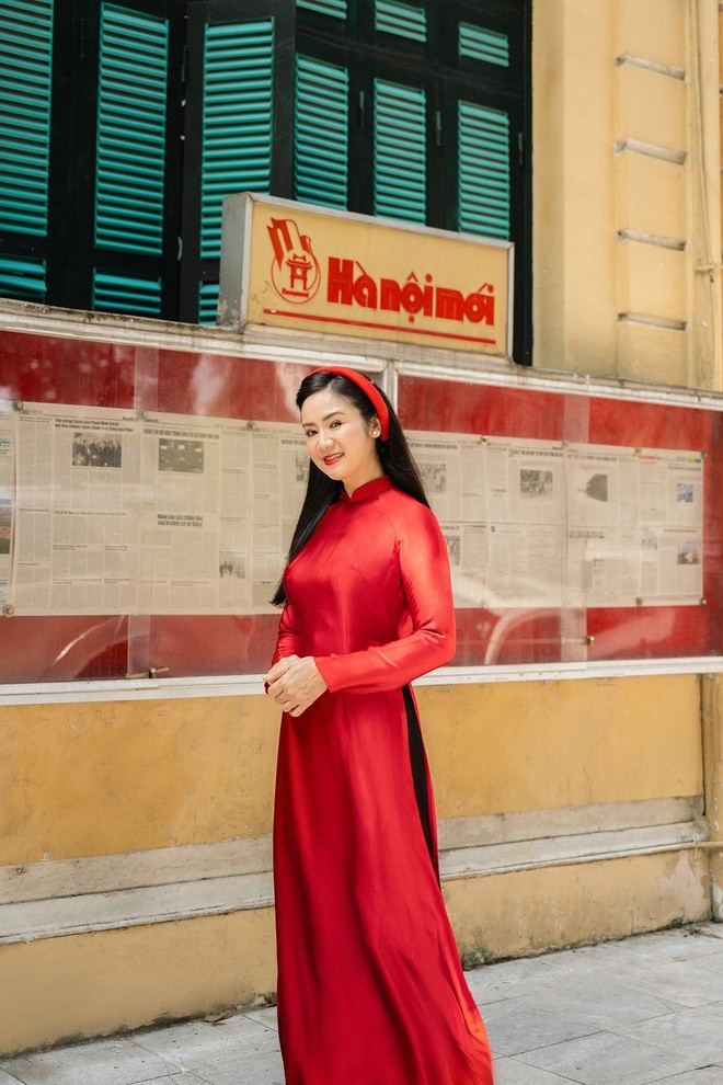 NSND Thu Hà đằm thắm với tà áo dài truyền thống