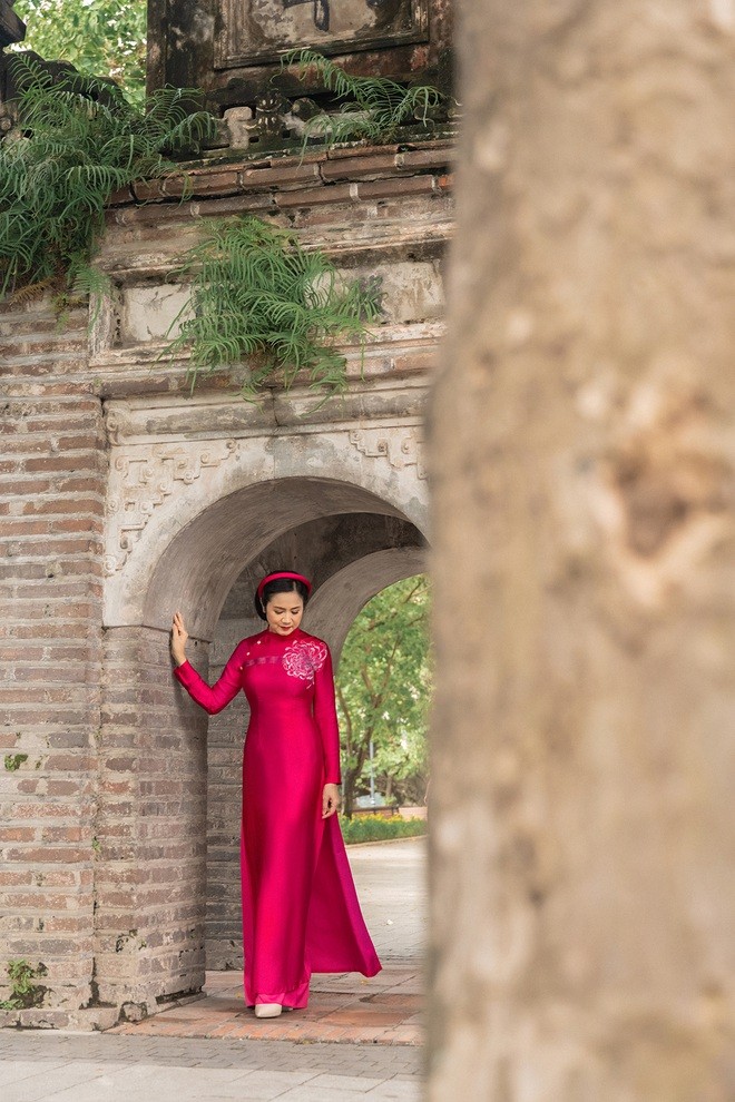 NSND Thu Hà đằm thắm với tà áo dài truyền thống