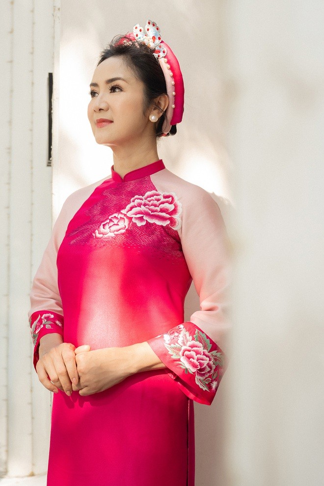 NSND Thu Hà đằm thắm với tà áo dài truyền thống