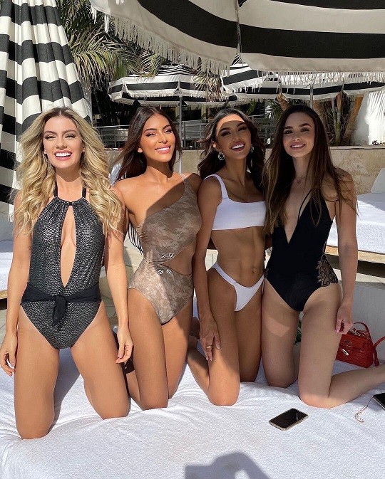 Miss Universe 2021: Các thí sinh khoe dáng với trang phục áo tắm