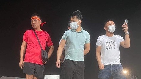 tinh yeu bat tan voi doi tuyen viet nam co dong vien dung tren xe rac de co vu