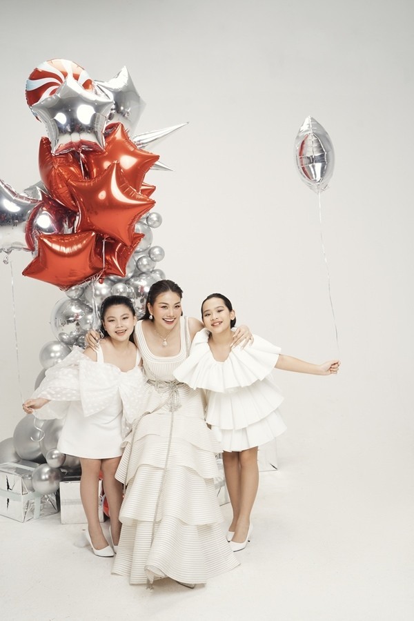 Siêu mẫu Thanh Hằng cùng dàn mẫu nhí thực hiện bộ ảnh mừng Giáng sinh từ NTK