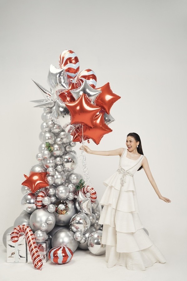 Siêu mẫu Thanh Hằng cùng dàn mẫu nhí thực hiện bộ ảnh mừng Giáng sinh từ NTK