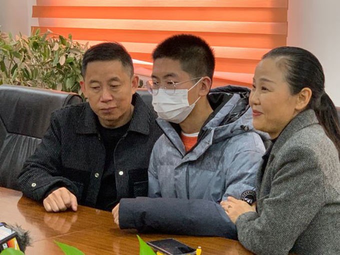Trung Quốc: Cha mẹ gặp lại con trai bị bắt cóc sau 14 năm