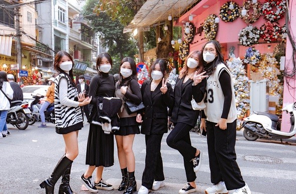 Giới trẻ Hà Nội không quên biện pháp phòng dịch Covid-19 khi xuống phố vui chơi nhân dịp Giáng sinh. (Nguồn: Ngôi sao)