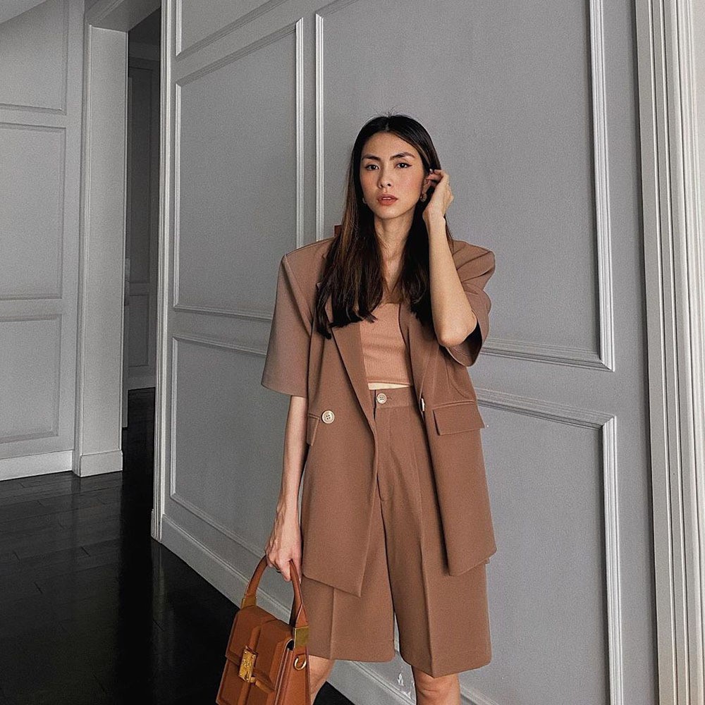 Bộ suit ngắn kèm crop-top đồng điệu mang tới cho mẹ bầu 35 tuổi nét thanh lịch, thời thượng.