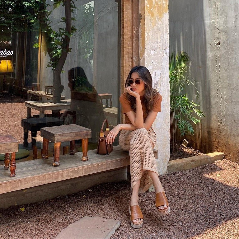 Sắc nâu chiếm ưu thế trong tủ đồ của Hà Tăng thời gian qua, được cô phối linh hoạt theo nhiều phong cách khác nhau.