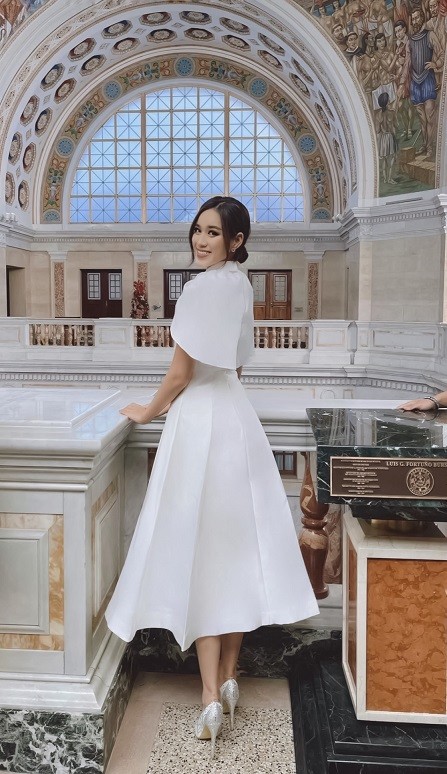 Trên chặng đua chinh phục vương miện Hoa hậu Thế giới 2021, Đỗ Thị Hà mang theo 200 kg hành lý với nhiều váy áo khác nhau. Tuy nhiên, nếu theo dõi đại diện Việt Nam có thể thấy, trong những phần thi quan trọng, cô thường chọn những bộ đầm thiết kế màu trắng sang trọng.